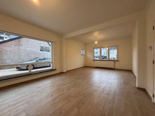 <p><span>Klik op BEZOEK AANVRAGEN op onze website (www.immo-zone.be) en boek online uw afspraak in.</span><span><br /><br />Deze woning geniet van een super ligging met alle voorzieningen zoals winkels, scholen en openbaar vervoer op wandelafstand. <br />Daarnaast profiteert deze woning ook van een goede bereikbaarheid door diverse invalswegen en de nabijheid van de op- en afritten van de R4, E17 en E40.<br /><br />De indeling is als volgt: inkomhal met gastentoilet, zeer ruime en lichtrijke leefruimte met aansluitend een keuken die voorzien is van alle toestellen zoals combi oven, frigo, inductie kookplaat en vaatwasser. <br />Vanuit de keuken kan u naar de ruime kelder die kan dienen als berging.<br /><br />Op de eerste verdieping vinden we 3 ruime slaapkamers en een badkamer die voorzien is van een dubbel badkamermeubel, inloopdouche en tweede toilet. <br />Op de tweede verdieping vinden we nog een zolderkamer en een opbergzolder.</span></p><p><span>Tot slot beschikt deze woning ook nog over een leuke aangelegde tuin en een parkeerplaats naast de woning.</span></p><p><span>Deze woning is onmiddellijk beschikbaar. <br />EPC: 192kWh/m²jaar – Label B <br />Cv op gas.<br />Hoogrendementsbeglazing met PVC.</span></p><p><span> </span></p><p><span>Beschikbaar vanaf 1 oktober 2026.<br /><br /></span></p>