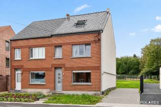 Bezoekmoment zaterdag 03/10. Plan uw bezoek via www.polares.eu<br /><br />Deze halfopen woning in Bekkevoort combineert een mooie bewoonbare oppervlakte, een ruim perceel en een grondige renovatie met een interessante verhuursituatie.<br /><br />De woning werd in 2016 volledig gerenoveerd en beschikt over maar liefst 163 m² bewoonbare oppervlakte. Binnen vind je een aangename leefruimte en 3 volwaardige slaapkamers, waardoor de woning geschikt is voor zowel gezinnen als investeerders.<br /><br />Ook nadien werd verder geïnvesteerd in het pand. In 2025 werd het dak vernieuwd, inclusief nieuwe isolatie en Velux-dakramen. Met een EPC-label C en geen asbest aanwezig beschikt de woning bovendien over enkele belangrijke troeven op het vlak van energie en wooncomfort.<br /><br />Buiten geniet je van een perceel van 597 m², met een ruime zuidoostgerichte tuin waar je volop van de zon kunt genieten.<br /><br />Momenteel is de woning verhuurd aan € 1.000 per maand via een langetermijncontract. Dit maakt het pand meteen interessant voor wie op zoek is naar een vastgoedinvestering met bestaande huuropbrengst.<br /><br />Een ruime en gerenoveerde halfopen woning met een mooi perceel én onmiddellijke huuropbrengst, centraal gelegen in Bekkevoort.