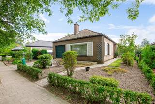 U vindt deze woning terug in een zijstraat van de Tiburstraat, <strong>gunstig & rustig en tevens zeer centraal gelegen</strong> op slechts 800m van de oprit E19 Antwerpen-Brussel. Ideale ligging voor woon-werkverkeer! Dit huis bevindt zich ook op wandelafstand van het openbaar vervoer, het centrum, enkele winkels en scholen. Er is parkeergelegenheid op de oprit en in de inpandige garage. <br /><br />Het bouwjaar is 1972. Dit eigendom werd steeds goed onderhouden, doch dient gemoderniseerd te worden. CV op mazout met een ondergrondse tank van 5200L is aanwezig. De bewoonbare oppervlakte is 145m2. De <strong>indeling </strong>is als volgende: <strong>GLVL:</strong> inkomhal met ingemaakte kasten, nachthal, klassiek ingerichte badkamer, 3 slaapkamers, klassiek ingerichte keuken, apart toilet, woonkamer met houtkachel, wasplaats en een veranda; <strong>1eV: </strong>zolderruimte met uittrekbare zoldertrap. De tuin is oost-gericht en aangelegd met een groentenhof, berging en een terras. <br /><br />Neem vandaag nog contact met ons op voor een bezichtiging en ontdek de mogelijkheden die deze woning te bieden heeft!<br />