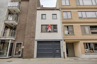 <p>Te koop: gesloten stadswoning in het centrum van Mechelen, gelegen in de Spiegelstraat, op wandelafstand van winkels, horeca, openbaar vervoer én een stadspark.</p>

<p>Deze charmante woning combineert karakter met praktische troeven. Dankzij de conforme attesten (EPC D, elektrische keuring, asbestveilig) koopt u met zekerheid. De centrale ligging maakt dat u alle stadsvoorzieningen binnen handbereik hebt, terwijl de grote garage en berging uitzonderlijk veel opbergruimte bieden in het hart van de stad. Bovendien beschikt deze woning over een ruim terras.</p>

<p>Belangrijkste ruimtes:<br />• Gezellige woonkamer met ruimte voor eet- en zithoek<br />• Functionele keuken met toegang tot een ruim terras<br />• Twee slaapkamers, ideaal voor een koppel of klein gezin<br />• Grote garage met extra bergruimte<br />• Kelder</p>

<p>Troeven:<br />• Conforme attesten: EPC D, elektrische keuring, asbestveilig<br />• Centraal gelegen stadswoning in Mechelen<br />• Grote garage en berging<br />• Ruim terras<br />• Op wandelafstand van een stadspark</p>

<p>Neem vandaag nog contact op met uw ERA-makelaar voor een bezoek.</p>

<p>JOUW DROOMHUIS. ZO GEVONDEN!</p>