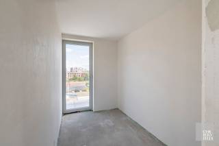 <span><strong>Aankoop aan verlaagd btw-tarief van 6% mogelijk indien men aan de voorwaarden voldoet. </strong><br /><br />Residentie Unique biedt plaats aan 19 exclusieve appartementen, 6 luxueuze penthouses en 4 handelspanden te midden van het levendige stadscentrum van Lanaken. </span><br /><br /><span>Met veel aandacht voor architectuur en royale open ruimtes, zal er een aan ruimte geen gebrek zijn. Met oppervlaktes van 74 tot 134m² en 2 of 3 slaapkamers is er voor elk wat wils. Elk appartement beschikt tevens over een terras van 10 tot 34m². <br /><br /></span>Op het gelijkvloers worden 4 handelsruimtes voorzien met oppervlaktes van 148 tot 267m². De ideale locatie aan de winkelstraat en het Europaplein. <br /><br /><span>Het gebouw beschikt bovendien over een ondergrondse parkeergarage, exclusief voor bewoners. Elk appartement heeft de mogelijkheid tot aankoop van een autostandplaats. In de parking bevindt zich tevens een fietsenstalling en bergingen.</span><br /><br /><span>Residentie Unique geeft u tot slot alle vrijheid. Met buitengewone, ruime mogelijkheden om te kiezen voor de stijlvolle en luxueuze inrichting naar uw smaak en budget.<br /></span>