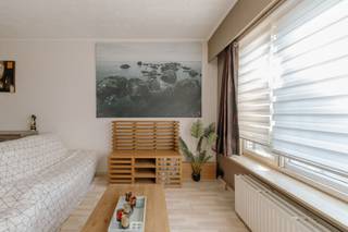 <p>In een rustige straat in Schoten in de woonwijk 'De Lek' bevindt zich dit appartement op de tweede verdieping van een kleinschalig gebouw. Een woning met een aangename indeling, veel natuurlijk licht en de opportuniteit om ze verder naar eigen smaak te moderniseren.</p><p>Via de inkomhal komen we in de leefruimte aan de voorzijde van het appartement. Dankzij de grote raampartijen geniet deze ruimte van een mooie lichtinval gedurende de dag. Aansluitend bevindt zich de keuken, die een praktische verbinding vormt met de woonkamer.</p><p>Verder beschikt het appartement over een badkamer met douche, lavabo en toilet en een ruime aparte berging. Achteraan vinden we twee volwaardige slaapkamers, waarvan één met toegang tot een balkon. Door hun rustige ligging vormen ze een aangename plek om zich terug te trekken.</p><p>Op het gelijkvloers zijn er nog enkele waardevolle extra's aanwezig. Zo beschikt u over een privatieve autostaanplaats en een ruime berging achteraan het gebouw. Via deze berging is er bovendien toegang tot de tuin.</p><p>Het appartement is op te frissen, wat meteen mogelijkheden biedt voor wie graag een eigen woonplek creëert of op zoek is naar een interessante investering met potentieel.</p><p><strong>Troeven</strong></p><ul><li>Tweede verdieping in een kleinschalig gebouw</li><li>Lichtrijke leefruimte</li><li>Twee ruime slaapkamers</li><li>Balkon aan de achterzijde</li><li>Ruime aparte berging in het appartement</li><li>Privatieve autostaanplaats</li><li>Extra berging op het gelijkvloers</li><li>Toegang tot de tuin via de berging</li><li>Mogelijkheid om het appartement naar eigen smaak te vernieuwen</li></ul>