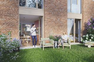 Dit ruime gelijkvloerse appartement maakt deel uit van <strong>De Scholier</strong>, een hoogwaardig renovatieproject in het hart van Lier waar karaktervol erfgoed en hedendaags wooncomfort samenkomen. Een ideale woonoplossing voor wie rust, ruimte en een centrale ligging wil combineren.<br /><br />Met een <strong>bewoonbare oppervlakte </strong>van <strong>95,6 m²</strong> geniet je hier van een doordachte indeling en aangename leefruimtes. Buiten word je verwend met een <strong>privatieve tuin</strong> van <strong>27,08 m² </strong>en een ruim <strong>terras </strong>van <strong>20,01</strong> <strong>m²</strong>, perfect om het hele jaar door van het buitenleven te genieten.<br /><br /><u>Indeling &amp; troeven</u><br />- Ruime en lichtrijke leefruimte met open keuken en directe toegang tot het terras en de tuin<br />- Comfortabele slaapkamer(s) met zicht op het groen<br />- Moderne badkamer met inloopdouche<br />- Praktische berging/wasplaats<br />- Aangename buitenruimte die privacy en rust biedt, ondanks de centrale ligging<br />- Gelijkvloers wonen met maximaal comfort en vlotte toegankelijkheid<br /><br />Het appartement werd ontworpen met aandacht voor duurzaamheid en energiezuinigheid en is uitgerust met geothermische warmtepomp, vloerverwarming met passieve koeling en ventilatiesysteem D.<br /><br />Dankzij de ligging in Het Academisch Kwartier woon je op wandelafstand van winkels, horeca, openbaar vervoer, cultuur en het stadspark. <br /> 