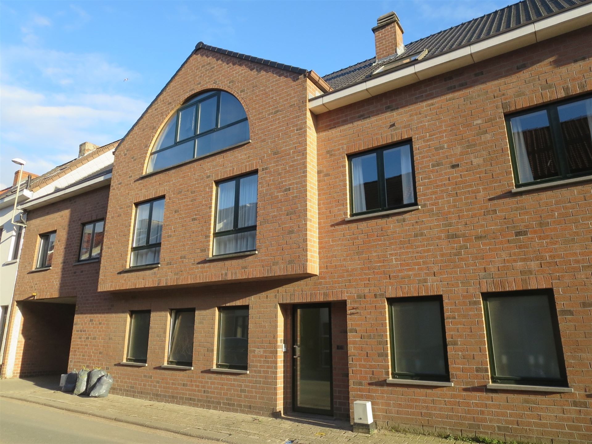 79 Landbouwersstraat in Sint-Niklaas. Centrally located detached garage. € 80/month.