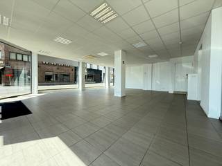 Lichtrijk &amp; instapklaar handelspand te huur op een uiterst strategische en centrale ligging in Tielt.<br />De grote raampartijen zorgen voor veel lichtinval en een grote zichtbaarheid!<br /><br />Indeling: <br />Ruime open ruimte die nu dienstdoet als landschapskantoor, andere mogelijkheden zijn hier legio.<br />Aparte bureauruimte die volledig kan afgesloten worden. Verder vinden we achteraan het pand een aparte eetgelegenheid, kitchenette en sanitair blok.<br /><br />Oppervlakte van 130m².<br /><br /><br />Enkele troeven:<br />- uiterst strategische ligging<br />- veel lichtinval <br />- goede zichtbaarheid<br />- instapklaar<br />- diverse parkeermogelijkheid nabij het pand <br /><br />Onmiddellijk beschikbaar in overleg.<br />Prijs: 1.615 EUR / maand + 50 EUR / maand provisie syndickosten.<br />Onroerende voorheffing ten laste van de huurder.<br /><br />Interesse? Zin om te ondernemen?!<br />Maak uw afspraak!