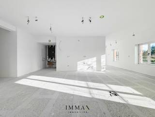 In de prestigieuze Residentie 'Della Faille' vind je op de tweede verdieping dit prachtig gerenoveerde appartement met **twee...