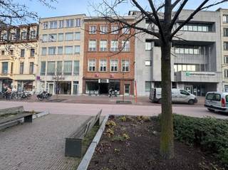 Gelijkvloers handelspand (GEEN HORECA!) te huur in Sint-Niklaas, centraal gelegen nabij de vernieuwde Grote Markt. Het pand heeft een oppervlakte van 284 m² en is ideaal geschikt voor een winkelpand, kantoren of een kapperszaak. Er zijn 3 afzonderlijke toiletruimtes aanwezig. Dankzij de uitstekende ligging geniet dit pand van een goede zichtbaarheid en bereikbaarheid.