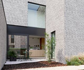 Tien moderne halfopen woningen met beige, bruine of grijze baksteen, uitgebreide terrassen – sommigen met patio’s – en grote ramen die zorgen voor een open, licht interieur. Keuzevrijheid in uitvoering; compact én luxe wonen met stijl.<br /><br />Elke woning krijgt een eigen identiteit dankzij een gevarieerd palet van beige, bruine of grijze gevelstenen. Grote raampartijen zorgen voor een overvloed aan daglicht, terwijl enkele woningen ook een patio hebben – ideaal voor een intieme buitenplek met veel privacy. De slimme, compacte indeling laat geen ruimte onbenut en dankzij de keuzevrijheid in afwerking maak je van deze woning echt jouw plek. Perfect voor wie stijlvol en comfortabel wil wonen. Zonder overbodige ruimte, maar met maximaal gemak.<br /><br />Deze woningen hebben 3 slaapkamers. Sommigen beschikken over een inpandige garage, bij anderen is er een carport voorzien.