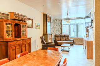 Welkom in de Thomas van Loostraat 28 te Oostende.<br /><br />Deze op te frissen beletage-woning vind je in de rustige Vuurtorenwijk, in de buurt van de Spuikom en op amper 15 minuten wandelen van het Oosterstrand.<br />In deze leuke, volkse buurt is het rustig wonen, weg van het toerisme, maar toch nog in de nabijheid van de kust.<br /><br />Dit <strong>voormalige handelsgebouw</strong> wordt al jaren gebruikt als gezinswoning, maar kan zo terug omgetoverd worden tot winkel of kantoor.<br />We betreden het gebouw langs een gemeenschappelijke <strong>inkom</strong>, waar je het handelsgedeelte perfect kan afscheiden van de privé woning.<br />Op het gelijkvloers vinden we een <strong>multifunctionele ruimte.</strong>  Deze wordt nu als <strong>hobbyruimte</strong> en <strong>opslagplaats</strong> gebruikt. Wordt dit jouw fitnesskamer of het thuiswerk kantoor?<br />Je vindt hier ook de CV ketel.  Achteraan het gebouw is nog een kleine koer met de mogelijkheid een <strong>toilet</strong> te installeren.<br />In de <strong>traphal</strong> is plaats om een vestiaire te voorzien.  Je hebt hier ook de toegang tot de <strong>kelder</strong>.  Het grootste deel van de het gebouw is onderkelderd.<br /><br />Op de overloop op de eerste verdieping vinden we meteen het <strong>gastentoilet</strong>.<br />De ruime <strong>woonkamer</strong> heeft een <strong>eetplaats</strong> en een <strong>salon</strong>.  Vooraan de woning vinden we ook een <strong>bureau</strong> ruimte.  Deze kan perfect gebruikt worden als extra slaapkamer.<br />Achteraan het gebouw is de keuken.  Deze werd in 2020 vernieuwd.  Via het terras krijg je extra veel licht binnen.<br /><br />Op de tweede verdieping vind je <strong>3 ruime slaapkamers</strong>.  <br />Verder vind je hier ook een <strong>apart toilet</strong> en de <strong>badkamer</strong> met ligbad en douche.  Een klein <strong>balkon</strong> geeft hier ook extra licht.<br /><br /><strong>Technisch:</strong><br />- EPC: 229 kWh/m2jaar, label C<br />- GEEN Renovatieverplichting<br />- G-&amp;P-score: C &amp; C<br />- Vg, Wg, Gmo, Gvv, Gvkr<br /><br /><strong>In de buurt:</strong><br />- Basisscholen: 200m.<br />- Bushalte op 180 m.<br />- Spuikom op 250 m.<br />- Tram op 600m.<br />- Supermarkt op 700m.<br />- Strand op 1,5 Km.<br />- Station op 3 Km.<br /><br /><br />Weet jij wel raad met de extra ruimte en schrikt een beetje werk je niet af?  Kom dan snel deze leuke woning ontdekken.