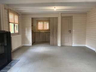 <strong>Charmant gerenoveerd tweede verblijf in de bossen van Wechelderzande met 2 slaapkamers en ruim terras. EPC: 354kWh/m²jaar. Onmiddellijk beschikbaar.<br /><br />Ligging</strong>: Gelegen in recreatiegebied temidden van de bossen in Wechelderzande vindt u deze gerenoveerde charmante chalet. Er is een vlotte verbinding naar de E34 en invalswegen naar nabijgelegen gemeenten. <br /><br /><strong>Indeling: +0</strong>: leefruimte, keuken, badkamer, slaapkamer 1, berging, terras, tuin, 2 tuinbergingen, autostaanplaats ;<strong>+1</strong>: berging, slaapkamer 2<strong><strong><br /><br />Beschrijving: </strong></strong>Gezellige chalet te huur in het rustige recreatiegebied van Wechelderzande. De chalet werd het afgelopen jaar volledig gerenoveerd en verkeert in uitstekende staat. Zo werd de elektriciteit volledig vernieuwd, werd het interieur volledig geschilderd en werd een mooi nieuw terras aangelegd waar u optimaal kunt genieten van de groene omgeving.
<div>
<p>Ideaal voor wie op zoek is naar rust, natuur en ontspanning, met alle comfort voor een aangenaam verblijf.</p>
</div>
<strong>Bijzonderheden: <br /></strong>• LET OP: Geen domicilie mogelijk<br />• Autostaanplaats voor de deur<br />• Rustig gelegen <br />• Volledig gerenoveerd