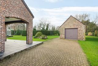 Gezellige woning met ruime tuin en extra garageOp zoek naar een ruime en goed onderhouden woning in een rustige straat, maar toch dicht bij alle...