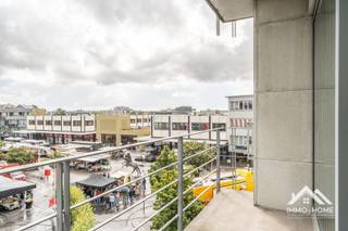 Dit riante appartement is gelegen op de derde verdieping van het complex, en te bereiken via zowel lift als trap. Je komt zo tot in een grote inkomhal, die tevens alle vertrekken met elkaar verbindt. Een dubbele glazen deur brengt je tot in een heel ruime leefruimte, waar je via de vele raampartijen uitzicht hebt op de omgeving. De zithoek is opgebouwd rond een mooie centrale haard, wat tijdens de donkere wintermaanden zeker voor extra sfeer zorgt. De aanpalende keuken is voorzien van alle kookcomfort en zeer veel opbergkasten. Ook hier heb je zicht op de omgeving. Achteraan vinden we de drie slaapkamers terug, waarbij de master bedroom beschikt over een grote dressing en een eigen badkamer met ligbad en douche. In de gang vinden we verder nog een tweede badkamer met douche terug, net als een gastentoilet. Zowel voor- als achteraan beschik je over ruime terrassen (alle slaapkamers zijn via een lang balkon met elkaar verbonden), je kunt dus altijd genieten van de buitenlucht op deze manier. Het volledige pand is heel stijlvol afgewerkt met kwaliteitsmaterialen. Bij het appartement hoort een eigen autostaanplaats met extra berging in de beveiligde ondergrondse garage, en er is ook de mogelijkheid om een tweede staanplaats extra aan te kopen. Je woont hier middenin het kloppende hart van Waregem, zonder er echter de hinder van te ondervinden. Bezoekdag 05/09: Inschrijven via mail naar tommy@immo-home.be, geen telefonische inschrijvingen! Volg ons op Fb en Insta. Voor meer info: www.immo-home.be. GRATIS SCHATTING & GRATIS FINANCIEEL ADVIES