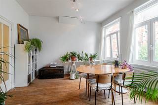 <p><span>Charmant appartement (67 m²) met 1 slaapkamer in Antwerpen (2060).</span></p><p><span>Karakter, licht en een vleugje Antwerpse charme! In de Lovelingstraat in Antwerpen (2060) vinden we dit appartement op de tweede verdieping van een kleinschalig gebouw. Gelegen in een opkomende buurt met winkels, openbaar vervoer en andere voorzieningen binnen handbereik, is dit een interessante opportuniteit voor starters én investeerders.</span></p><p><span>Je komt binnen in de hal met op het uiteinde een apart toilet. Vooraan bevindt zich de lichtrijke woonkamer (23 m²), waar de authentieke houten plankenvloer en grote raampartijen meteen in het oog springen. Bovendien geniet je hier van een bijzonder uitzicht op de kerk aan de overzijde.</span></p><p><span>Achteraan vinden we de eetkamer (15 m²) met aansluitende open keuken. Verder beschikt het appartement over een slaapkamer (13 m²) met aangrenzende douchekamer (2 m²).</span></p><p><span>Ook technisch zijn er enkele mooie troeven: het dak werd in 2021 geïsoleerd, de elektriciteit is conform en de ramen beschikken over dubbele beglazing. De vaste kosten zijn laag en het appartement behaalt een goede EPC-score C.</span></p><p><span>Momenteel is het appartement verhuurd aan €580/maand, wat het ook interessant maakt als investering.</span></p><p><span>Ben je op zoek naar een charmant startersappartement of zoek je een interessante vastgoedinvestering? Ontdek zelf de mogelijkheden tijdens een bezoek!</span></p><p><span>Bewoonbare opp. 67 m² ref.: bruto vloeropp. EPC. Voor meer info of een gratis schatting surf naar </span><span><span>www.hansimmo.be</span></span></p>