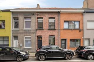 Bent u op zoek naar een ruime stadswoning met een praktische indeling en een gunstige EPC-score? Deze woning aan de Hamerstraat 36 combineert een centrale ligging in Mechelen met verrassend veel ruimte en diverse mogelijkheden voor gezinnen, thuiswerkers of wie extra kamers wenst.<br /><br />Indeling<br />Via de inkomhal betreedt u de woning. Voaraan bevindt zich een bureau, gevolgd door de zitplaats. Verder treffen we de eetplaats met aansluitend de keuken. Achteraan bevindt zich een berging met de verwarmingsketel en een apart toilet.<br /><br />Op de eerste verdieping beschikt de woning over een wasplaats, een badkamer en een slaapkamer.<br /><br />Via een vaste trap bereiken we de zolderverdieping waar zich een slaapkamer aan de voorzijde en een tweede slaapkamer aan de achterzijde bevinden. Daarnaast is er nog een extra zolderruimte ingericht als polyvalente ruimte, ideaal als hobbyruimte, bureau of extra slaapkamer.<br /><br />De woning beschikt bovendien over een kelder die kan benut worden als extra opslagruimte.<br /><br />Technische informatie<br />De woning behaalt een EPC-label C (214 kWh/m²), waardoor er geen renovatieverplichting geldt. De verwarming gebeurt via aardgas met een condenserende gasketel. Verder is de woning voorzien van dubbele beglazing in PVC-profielen. Elektrische installatie is conform en goedgekeurd. Het huis is asbestveilig.<br /><br />Buurtinformatie<br />De woning is gelegen in een aangename woonomgeving aan de rand van Mechelen, met een vlotte verbinding naar het stadscentrum, het station en de belangrijkste invalswegen richting Antwerpen, Brussel en Leuven. Winkels, scholen, openbaar vervoer en recreatiemogelijkheden bevinden zich in de nabije omgeving, waardoor deze ligging een ideale combinatie vormt van bereikbaarheid en dagelijks wooncomfort. <br /><br />Bent u op zoek naar een ruime woning met mogelijkheden op een goed bereikbare locatie in Mechelen?<br /><br />De eigendom wordt aangeboden via de Power-sale formule. Van 07/09/2026 om 09:00 tot 12/09/2026 om 12:00 kan u het huis op afspraak komen bezichtigen en een bod uitbrengen. De vermelde prijs is een instelprijs. Voor meer info, gelieve contact op te nemen met de dossierverantwoordelijke.<br /><br />Bestuursmaatregelen in het maatregelenregister: nee<br /><br />Deze AI-visualisaties zijn bedoeld als inspiratie. Er werd geen rekening gehouden met technische specificaties, stedenbouwkundige voorschriften of de concrete mogelijkheden tot realisatie.
