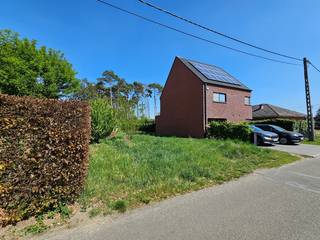 Rustig gelegen perceel bouwgrond voor halfopen bebouwing met een oppervlakte van 03a 26ca. Het perceel paalt achteraan aan een bosgrond van ± 30...