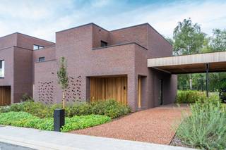 Layout: GROUND FLOOR: - entrance hall with guest toilet - large storage room with connection for washing machine and/or dryer - living space...