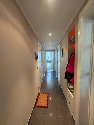 Ligging: Het appartement is gelegen op de Diestseweg te Geel en bevindt zich op wandelafstand van De Markt. Hierdoor bevinden de vele winkels, horecazaken, alsook het openbaar vervoer zich in de nabije omgeving.<br /><br />Beschrijving:<br /><br />- Twee slaapkamers waarvan één met aanpalende dressing<br />- Grote leefruimte voorzien van parketvloer <br />- Volledig uitgeruste keuken met naastgelegen berging/wasplaats<br />- Apart gastentoilet<br />- Ruime badkamer, uitgerust met lavabo, toilet en ligbad<br />- Tweede douchekamer met lavabo<br />- Prachtig terras 35m2 achteraan + balkon aan de straatkant<br />- Private garage met automatische poort<br /><br />Extra:<br />- Huurprijs: 1050 euro/maand + 80 euro gemeenschappelijke kosten/maand <br />- 125 euro provisie/maand voor privé gas en elektriciteitsverbruik, mèt een jaarlijkse afrekening.<br />- Airco aanwezig<br />- Gunstig EPC-label B<br />- Parkeermogelijkheden achteraan het gebouw<br />- Het appartement is onmiddellijk beschikbaar!<br /><br />Uitsluitend via onze website www.vastengoed.be kan u een bezichtiging inplannen op de vooropgestelde bezoekmomenten. Voor andere vragen kan u het kantoor bereiken op het nummer 014 72 73 74