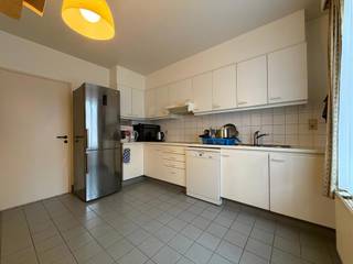 <strong>Appartement op de 1e verdieping met 2 slaapkamers, terras en garage. EPC: 93 kWh/m² (label A). Beschikbaar: 01/04/2026. Gemeenschappelijke kosten: €25,00 (forfait).<br /><br />Ligging:</strong><span> centraal gelegen, dicht bij het centrum van Turnhout.</span><br /><br /><strong>Indeling:</strong><span> inkomhal met apart toilet, leefruimte, keuken, badkamer, 2 slaapkamers, berging, terras, garagebox.</span><br /><br /><strong>Omschrijving:</strong><span> Het appartement is toegankelijk via de inkomhal met ingemaakte kasten en apart toilet. Aansluitend bevindt zich de ruime leefruimte en de keuken, die is uitgerust met elektrische kookplaat, dampkap en vaatwasser. Verder bevinden zich de 2 slaapkamers en de badkamer die voorzien is van douche, bad, dubbele lavabo en toilet. Eén van de slaapkamers biedt toegang tot het terras. Er is een berging/wasplaats aanwezig met aansluiting voor wasmachine. De garagebox bevindt zich iets verder in de straat. Beschikbaar: 01/04/2026. Gemeenschappelijke kosten: €25,00 (forfait). </span>