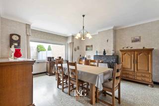 <p>Ontdek deze ruime 3-slaapkamerwoning in een aangename buurt met vlotte bereikbaarheid in Gullegem, ideaal voor een jong gezin dat comfortabel en centraal wil wonen. De woning bevindt zich op een boogscheut van het centrum en geniet van een vlotte bereikbaarheid naar de R8, wat het dagelijkse leven bijzonder praktisch maakt.</p>
<p>Bij het betreden van de woning komt u in de karaktervolle inkomhal die toegang geeft tot de leefruimte, bestaande uit een woonkamer en eetkamer met aansluitend de keuken. Op het gelijkvloers vindt u bovendien een bijzonder ruime inpandige garage met extra zolderruimte, wat tal van mogelijkheden biedt voor opslag of hobby.</p>
<p>Op de eerste verdieping beschikt de woning over drie volwaardige slaapkamers en een badkamer met toilet. Via een vaste trap bereikt u de zolder, die reeds vakkundig werd geïsoleerd en kan worden ingericht als extra kamers, bureau of speelruimte.</p>
<p>Buiten geniet u van een aangename tuin waar u in alle rust kan ontspannen en kinderen naar hartenlust kunnen spelen.<br />De voortuin, oprit en garage zorgen voor bijkomend comfort en voldoende parkeermogelijkheden.</p>
<p>Dankzij de ruime indeling, de goede ligging en het uitbreidingspotentieel is dit een woning met heel wat troeven.</p>
<p>Contacteer ons snel voor meer informatie of een bezoek!</p>