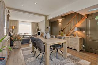 Gelegen in het centrum van Knokke vinden we deze authentieke herenwoning met 4 slaapkamers. In 2005 onderging het pand een grondige totaalrenovatie, waarbij de originele elementen zorgvuldig werden bewaard en gecombineerd met hedendaagse technieken. <br /><br />De lichtrijke leefruimtes vormen het kloppend hart van dit vastgoed. Of u nu op zoek bent naar een vaste verblijfplaats of een luxueus tweede verblijf, deze opportuniteit in Knokke is het overwegen waard voor wie houdt van een centrale ligging. U woont hier op een boogscheut van de Lippenslaan en het strand, waardoor alle troeven van Knokke binnen handbereik liggen.<br /><br />Indeling:<br />Gelijkvloers:<br />- inkomhal<br />- eetplaats met leefruimte en toegang tot een stadskoer<br />- geïnstalleerde keuken <br /><br />1ste V:<br />- badkamer met bad, douche en toilet<br />- apart gastentoilet<br />- slaapkamer die nu als dressing is ingericht<br />- slaapkamer 2<br /><br />2de V:<br />- slaapkamer 3 en 4<br /><br />Bent u op zoek naar een ruime woning in het centrum van Knokke als tweede verblijf of vaste bewoning? Deze woning biedt alle opties.<br /><br />Wenst u meer informatie of een bezoek? Contacteer de dossierverantwoordelijke Arne Reubens via +32 472 186 304 of arne.reubens@dewaele.com<br /><br />Bestuursmaatregelen in het maatregelenregister: in aanvraag