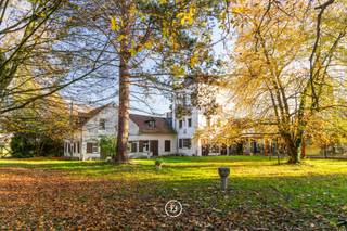 Découvrez cette opportunité de rénovation unique au centre d’Elingen.Cette villa est située sur un magnifique terrain offrant des vues panoramiques...