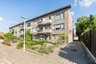 <p><span>Appartement spacieux de plain-pied à rénover, comprenant 3 chambres, un jardin et un garage, situé dans un emplacement de choix à Schoten !</span></p><p><span>Vous recherchez un appartement spacieux que vous pourrez aménager entièrement selon vos goûts ? Alors cet appartement de plain-pied à rénover est une opportunité unique !</span></p><p><span>Depuis le hall d'entrée, vous accédez au salon lumineux, qui communique avec la cuisine fonctionnelle. L'appartement dispose de deux chambres spacieuses et d'une pièce supplémentaire pouvant parfaitement être aménagée en troisième chambre, dressing ou bureau.</span></p><p><span>La salle de bains est équipée d’une baignoire et d’un lavabo simple. Les toilettes sont séparées pour plus de confort.</span></p><p><span>L’un des principaux atouts de ce bien est sans aucun doute son agréable jardin privé, où vous pourrez vous détendre à votre guise. De plus, l’appartement dispose d’un garage attenant, accessible directement depuis l’appartement.</span></p><p><span>Cet appartement offre de nombreuses possibilités, tant pour ceux qui recherchent un logement à aménager selon leurs goûts que pour ceux qui souhaitent réaliser un investissement intéressant dans un emplacement de choix ! </span></p><p><span>Atouts :</span></p><ul><li><span>Appartement de rez-de-chaussée à fort potentiel</span></li><li><span>2 chambres à part entière + 3e pièce ou dressing</span></li><li><span>Jardin privé</span></li><li><span>Accès direct au garage attenant</span></li><li><span>Pièce à vivre spacieuse et lumineuse</span></li></ul><p><span> </span></p><p><span> </span></p><p><span> </span></p>
