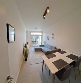 <p><span>De Schaalstraat verbindt de 2 hoofdwinkelstraten, Bruul en Ijzerenleen, met mekaar. Dit in 2023 vernieuwde huis beschikt over een stadstuintje (tuinberging) met een groen uitzicht, nabij de St-Mettetuin, die voorzien is van bankjes en fitnesstoestellen. De leefruimte met hoog plafond biedt plaats voor een eethoek en een zithoek. Ze is voorzien van een breed schuifraam (PVC crèmekleur). De functionele keuken (rolluik) is helemaal vooraan geplaatst en omvat een kookplaat, oven/combi-oven, dampkap, koelkast en vaatwasser. De gascondensatieketel zorgt voor verwarming, maar de airco-units met warmtepomptechnologie zorgen in de zomer voor 2 frisse slaapkamers: de hoofdslaapkamer op de eerste verdieping (ingemaakte kasten) en de hele tweede verdieping met velux dakraam en zichtbare balken die u desgewenst nog in twee kan verdelen om een derde kamer te creëren. De badkamer met goede ventilatie en natuurlijke lichtinval, omvat een enkel lavabomeubel, inloopdouche met regenfunctie en ingebouwde plafondspots. Het hangtoilet werd apart voorzien. Qua bergruimte mogen we niet vergeten om de kleine kelderruimte te vermelden. U hebt de keuze uit diverse boven en ondergrondse parkings in de buurt. Of u kan er voor kiezen om zonder auto door het leven te gaan. De haast perfecte officiële Mobiscore van 9,6 op 10, geeft aan dat u dat op deze locatie perfect zou kunnen.</span></p><p><span> </span></p>