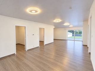 <p>Op zoek naar een ruime, comfortabele woning op een gunstige locatie in Drongen? Ontdek deze volledig vernieuwde bungalow met een bewoonbare oppervlakte van maar liefst 171 m², een grote tuin, een garage en een ruime oprit met tal van parkeermogelijkheden op eigen terrein.</p>
<p></p>
<p>Bij het betreden van de woning word je verwelkomd in een bijzonder ruime en aangename leefruimte, die naadloos aansluit op de open leefkeuken.</p>
<p>De woning beschikt verder over drie volwaardige slaapkamers, een aparte berging/wasplaats, een bureauruimte en een badkamer.</p>
<p></p>
<p>Ook aan opbergruimte is er geen gebrek dankzij de praktische zolder, die ideaal is als extra stockageruimte.</p>
<p></p>
<p>Buiten geniet je van een grote, aangename tuin die tal van mogelijkheden biedt om te ontspannen en volop van het buitenleven te genieten.</p>
<p>De garage, ruime oprit en extra parkeergelegenheid op eigen terrein maken het geheel compleet.</p>
<p></p>
<p>Troeven van deze woning:</p>
<ul>
<li>Volledig vernieuwde woning</li>
<li>Bewoonbare oppervlakte van 171 m²</li>
<li>Drie volwaardige slaapkamers</li>
<li>Ruime leefruimte met open keuken</li>
<li>Aparte berging/wasplaats</li>
<li>Praktische bureauruimte</li>
<li>Badkamer</li>
<li>Zolder met extra stockagemogelijkheden</li>
<li>Grote, aangename tuin</li>
<li>Garage en ruime oprit</li>
<li>Voldoende parkeergelegenheid op eigen terrein</li>
<li>Gunstige ligging in Drongen</li>
</ul>
<p></p>
<p>Interesse in deze woning? Contacteer Nele op nele@cornelis-goeman.be of <strong>0470 79 66 20</strong> voor meer informatie of om een bezoek ter plaatse in te plannen. Misschien wordt dit binnenkort wel jouw nieuwe thuis!</p>
<p></p>
<p>*De opgegeven informatie en oppervlaktes zijn informatief en niet bindend.</p>