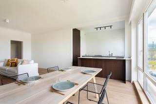 <strong>Wilrijk - Kwalitatief nieuw gerenoveerd en lichtrijk 2 à 3 slaapkamer dakappartement met extra bureau-, dressingkamer en een zonnig terras. </strong><strong>Gelegen op een toplocatie nabij de gegeerde Pulhofwijk, geniet u van alle comfort op wandelafstand: van ambachtelijke bakkers en supermarkten tot scholen en ziekenhuizen. Dankzij de nabijheid van belangrijke invalswegen is de bereikbaarheid uitstekend. <br /><br />Mogelijkheid tot aankoop van een ondergrondse autostaanplaats in het gebouw.<br /></strong><br /><span><strong>INDELING: </strong></span><br />Via de INKOMHAL met apart gastentoilet heeft u toegang tot de ruime en lichtrijke LIVING ca. 33m² op parket met open ingerichte KEUKEN <br />ca. 7m² voorzien van een kookeiland, een ontbijthoek, opbergkasten en kwalitatieve toestellen: inductiekookplaat met ingebouwde afzuiging, ruime koelkast met diepvries, oven, afwasmachine en een spoelbak.<br />Een handige BERGING met ruime ingemaakte kast. De ansluiting voor uw wasmachine en droogkast zijn hier aanwezig. <br /><br />Via de NACHTHAL met ingemaakte kast, is er toegang tot de slaapkamers op parket en de ingerichte moderne BADKAMER ca. 5m², voorzien van ruime inloop regendouche en een wastafel in een meubel met spiegel.<br />De eerste SLAAPKAMER ca. 10m² en tweede SLAAPKAMER ca. 18m² geven toegang tot het zuidgerichte TERRAS ca. 5m² met extra opbergkast. De derde polyvalente RUIMTE van ca. 12m², voorzien van lichtkoepel en afgewerkt met parket, biedt de perfecte ruimte voor een riante dressing of een rustige thuiswerkplek.<br /><br />Heerlijk genieten kan u op het zonnige TERRAS. <br /><br />De KELDER is inbegrepen. Een ondergrondse parkeerplaats in het gebouw is apart te koop voor 23.000€.<br /><br /><span><strong>BIJZONDERHEDEN:</strong></span><br />* Nieuw gerenoveerd 2 à 3 slaapkamer dakappartement op uitstekende locatie. <br />* Kwalitatieve afwerking - totale renovatie (2026)<br />* Mobiscore 9,0<br />* Zonnig zuidgericht terras achteraan <br />* Inclusief kelderberging<br />* Een ondergrondse parkeerplaats is apart te koop