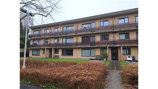 Een goed gelegen appartement bestaande uit een woonkamer, ingerichte keuken, 2 slaapkamers, wasplaats, terras, garage.Het appartement werd terug...
