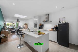 Op zoek naar een volledig instapklare woning op een rustige ligging in Uitkerke? Dan is deze verzorgde gezinswoning zeker een bezoek waard.<br /><br />Bij het betreden van de woning komt u terecht in inkomhal die toegang biedt tot de ruime en lichtrijke leefruimte met aansluitend een open keuken. De keuken is volledig uitgerust met alle nodige toestellen en biedt alle comfort voor dagelijks gebruik. Dankzij het grote schuifraam geniet u van een aangename lichtinval en een vlotte verbinding met de gezellige tuin. De gunstige oriëntatie van de tuin zorgt ervoor dat u optimaal kunt genieten.<br /><br />Verder beschikt de woning over een ruime badkamer, ingericht met een dubbel lavabomeubel, een ligbad en een comfortabele inloopdouche. Op de verdieping bevinden zich drie volwaardige slaapkamers die tal van mogelijkheden bieden voor gezinnen, thuiswerk of hobbyruimte. Daarnaast is er nog een praktische berging aanwezig.<br /><br />Op technisch vlak scoort deze woning eveneens uitstekend. De verwarming gebeurt via centrale verwarming op aardgas en dankzij de gunstige EPC-score B geniet u van een energiezuinige woning. Bovendien beschikt de woning over een conforme elektrische keuring, wat zorgt voor extra gemoedsrust.<br /><br />