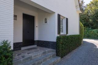 Aan het einde van een bijzonder rustige, doodlopende straat in Meise ligt deze instapklare villa met een tijdloze en hoogwaardige afwerking. Tegelijk liggen het centrum van Meise, winkels, belangrijke invalswegen, de A12 en de Ring vlakbij. De woning werd in 2019 grondig gerenoveerd en nadien verder verfijnd met een op maat gemaakte keuken, recente airconditioning, zonnepanelen, een laadpaal en een vernieuwde driefasige elektrische installatie. Het gelijkvloers is open, lichtrijk en uitzonderlijk praktisch ingedeeld. Vanuit de inkomhal bereikt u aan de ene zijde de ruime leefruimte en open leefkeuken. De stijlvolle glazen leefveranda vormt hier het centrale element: grote raampartijen en dubbele deuren trekken het daglicht tot diep in de woning en creëren een directe verbinding met het terras en de tuin. De maatkeuken werd volledig op ontwerp vervaardigd en afgewerkt met een duurzaam werkblad in Dekton, een royaal kookeiland, subtiel geïntegreerde stopcontacten, een onderbouwspoelbak, een Novy-kookplaat met geïntegreerde dampkap en hoogwaardige Siemens-inbouwtoestellen. Aan de andere zijde van de hal liggen een vestiaire, een gastentoilet en de ruime master bedroom met eigen badkamer. Op de eerste verdieping bevinden zich twee zeer ruime slaapkamers, een derde slaapkamer en een tweede badkamer. Een kelder en zolder zorgen voor bijkomende bergruimte. De zuidgerichte tuin is volledig omheind en onderhoudsvriendelijk aangelegd. Hier geniet u van privacy, zon en voldoende ruimte voor kinderen. Achteraan zijn twee parkeerplaatsen aanwezig; bovendien bovendien is er een vergunning voor een carport. Ook technisch is de woning klaar voor de toekomst, met onder meer twaalf hoogrendementszonnepanelen van circa 5 kWp, vier airco-units die tevens als warmtepomp functioneren, een Viessmann-gascondensatieketel, vloerverwarming, laadpaal en een alarmsysteem. Info: villatekoopmeise@outlook.be