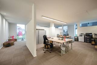 <u>Lommel:</u> Ruime handelsruimte (224m²) te koop.
<ul><li>Gelegen op zichtlocatie</li><li>Ideaal voor kantoren/ vrij beroep</li><li>Beschikbaar in onderling overleg</li></ul>
<strong>Indeling:</strong><br />Grote open kantoorruimte met ruime vitrine<br />2 afzonderlijke burelen, keuken, afzonderlijk toilet, 2 privé autostaanplaatsen (rechts langs het kantoor gelegen)