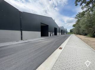 Op zoek naar een slimme investering of een nieuwe locatie voor je onderneming? <br />Ontdek deze gloednieuwe KMO-units in Werken (Kortemark), strategisch gelegen in een rustige en toegankelijke omgeving met vlotte verbindingen. <br /><br />Eigenschappen van de units:<br />• Geschikt voor opslag, atelier, productie of kleinhandel<br />• Ruime toegangspoorten <br />• 3 staanplaatsen inbegrepen <br />• Voorzien van nutsleidingen <br />• Moderne en energiezuinige constructie – ideaal voor ondernemers die duurzaam willen werken of investeren.<br />• op een toplocatie in de driehoek Diksmuide—Torhout—Roeselare<br />• Centraal in West-Vlaanderen voor optimale bereikbaarheid<br /><br /> Gelegen op een kleinschalig bedrijvenpark met professionele uitstraling.<br /> Ideaal voor zelfstandigen, kleine ondernemingen of investeerders.<br /><br />Grondwaarde € 73.926 - Constructiewaarde € 295.706, excl. kosten en BTW. <br /><br /> Interesse of meer info? Neem vandaag nog contact met ons op en ontdek de mogelijkheden!