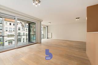 <p>Op zoek naar een ruim, energiezuinig en veelzijdig appartement met een groot terras, op een centrale ligging in Oostende? Dit aangename appartement, gelegen op de tweede verdieping van een recente residentie uit 2008, combineert een praktische indeling met een uitstekende ligging en een bijzonder gunstig EPC-label A.<br /><br />Bij het binnenkomen wordt u verwelkomd in een ruime inkomhal die zorgt voor een aangename overgang naar de verschillende leefruimtes. Aan de voorzijde bevindt zich de ruime en lichtrijke woonkamer, die mooi aansluit op de eetruimte. De woonkamer is voorzien van een warme parketvloer, wat meteen voor een gezellige en kwalitatieve uitstraling zorgt. Aansluitend bevindt zich een extra ruimte die momenteel ingericht is als bureau. Deze ruimte kan bovendien, mits een aangepaste indeling, perfect worden omgevormd tot een derde slaapkamer. Hierdoor biedt het appartement verschillende mogelijkheden, afhankelijk van uw persoonlijke wensen. <br /><br />De keuken sluit mooi aan bij de leefruimte, maar is dankzij de indeling toch op een aangename manier afgescheiden van het woongedeelte. <br /><br />Een absolute troef is het brede terras aan de voorzijde. Hierdoor beschikt u over een verrassend ruime buitenruimte waar u heerlijk kunt genieten van de buitenlucht. Een terras van dit formaat is een echte meerwaarde in het centrum van Oostende.<br /><br />Via de inkomhal bereikt u de twee volwaardige slaapkamers en de badkamer. Deze is praktisch ingericht en beschikt over een inloopdouche en dubbele lavabo.<br /><br />Ook op het vlak van energie scoort dit appartement bijzonder goed. Dankzij het EPC-label A geniet u van een energiezuinige woning, wat zowel vandaag als op lange termijn een belangrijke troef is. Dankzij de airco in de slaapkamer, keuken en woonkamer is het ook in de zomer altijd aangenaam.<br /><br />Als bijkomende meerwaarde is er de mogelijkheid om een bijzonder ruime en diepe garagebox aan te kopen voor € 75.000. Deze biedt niet alleen plaats voor uw wagen, maar ook uitzonderlijk veel extra bergruimte voor fietsen, materiaal, hobbyspullen of andere zaken. Verder beschikt het appartementsgebouw ook over een gemeenschappelijke fietsberging.<br /><br />De ligging maakt het geheel compleet. U bevindt zich op wandelafstand van de jachthaven, het Maria Hendrikapark, het winkelcentrum, de Delhaize, het station en de post. Ook het strand, de Zeedijk, de haven en het centrum van Oostende bevinden zich vlakbij.</p>