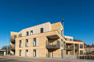 Dit gelijkvloers appartement bevindt zich op de hoek van de Pullaarsteenweg met de Sint-Katharinastraat in Ruisbroek en kan <strong>op korte termijn woonklaar</strong> worden afgewerkt.<br /><br />Ideaal als investeringspand of voor wie graag snel wil verhuizen. <br /><br />Appartement 0.1 biedt jou alle comfort: een mooie inkomhal, open ingedeelde leefruimte met grote raampartij, mooi terras, afgewerkte eilandkeuken en badkamer, 1 slaapkamer, apart toilet en berging met wasplaats.<br /><br />Dit energiezuinige appartement is voorzien van een geothermische warmtepomp, vloerverwarming, slimme ventilatie, zonnepanelen en komt in aanmerking voor het <strong>6% btw-tarief.</strong><br /><br />Ondergronds zijn parkeerplaatsen voorzien, net als extra bergingen en een fietsenstalling.<br /><br />Jij kiest zelf jouw keuken, badkamer &amp; vloeren in de toonzalen van onze partners. Onze klantenbegeleider staat klaar om alles voor je te regelen. 