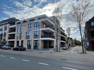 Hoogwaardig afgewerkt appartement op de 2de verdieping in het centrum van Harelbeke. Bestaande uit inkomhal met vestiaireruimte, apart toilet,...