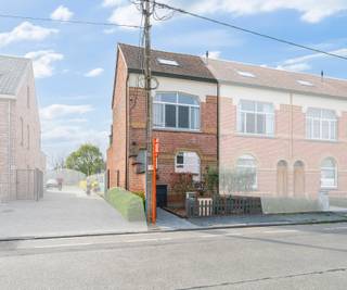 Wandel binnen in deze oase van rust en gezelligheid. Op Bautschoot 39 in Eksaarde voelt u zich meteen thuis! Binnenkomen doen we via de...