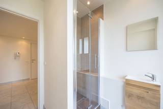 Welkom op de Fruithoflaan, waar ruimte, comfort en licht samenkomen in dit riante appartement van 158 m² op de 7e verdieping met lift. Ideaal...