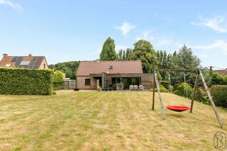 Deze charmante perfect onderhouden fermette met extra weide geniet van een prachtig ZICHT op groen, alle rust en privacy.Rustgevende mooie groene...