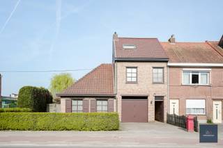 Ga naar www. makelaarshuys.be en schrijf u in voor een van de bezoekdagen: maandag 27 of woensdag 29 april of contacteer ons. <br /><br />Deze verzorgde te renoveren halfopen bebouwing is gelegen in Waarschoot en beschikt over een ruime tuin, een zonneterras , een praktische inpandige garage en een staanplaats aan de voortuin .<br /><br />De woning is gelegen op een mooi perceel van 666m² met wijds uitzicht op agrarisch gebied.<br /><br />De bewoonbare oppervlakte van de woning bedraagt 163 m². <br />Ze is verdeeld over een ruime inkomhal, lichtrijke woonkamer met zicht en toegang tot de tuin , aansluitend de halfopen keuken met eethoek. Er is een ruime badkamer met ligbad, douchescherm, toilet en wasruimte. <br />Op het gelijkvloers centrale verwarming op aardgas ( radiatoren) en een gashaard.<br /><br />Op de 1ste verdieping heeft u 2 ruime slaapkamers. <br />Op de 2de verdieping heeft u een 3de ruime slaapkamer. <br />Het EPC-waarde van de woning is 443 , een energielabel E.<br />Er is een renovatieverplichting binnen de 6 jaar<br />Conforme elektrische keuring .<br />Er is een tuinhuis en een buitenberging.<br /><br />De woning is ideaal gelegen met een goede bereikbaarheid naar scholen, winkels, sportfaciliteiten, openbaar vervoer en vlotte verbindingen. Voldoende mogelijkheden om te genieten van het buitenleven.<br /><br />Ideaal voor wie op zoek is naar een aangename ruime woning met karakter, gunstig gelegen op een mooi perceel met uitzicht.<br /><br />Meer info sofie@makelaarshuys.be - 0468 24 65 84