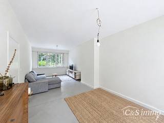 Charmant gerenoveerde woning met 3 slaapkamers en zonnige tuin, gelegen op wandelafstand van station Antwerpen-Berchem. Dankzij de ligging in een doodlopende straat geniet u hier van optimale rust en privacy. Bovendien bevindt zich aan het begin van de straat een gezellige speeltuin, wat deze woning extra aantrekkelijk maakt voor gezinnen.<br />Bij het binnenkomen wordt u verwelkomd in de inkomhal met een apart gastentoilet. Verder leidt de hal naar de lichtrijke leefruimte, uitgerust met elektrische rolluiken. Aansluitend bevindt zich de volledig ingerichte keuken met vaatwasser, keramische kookplaat, dampkap, koelkast, microgolfoven en diepvries.<br />Via de eetkamer heeft u toegang tot de aangename tuin, waar u van de zon kunt genieten. Achteraan de tuin bevindt zich bovendien een praktische berging, ideaal voor het opbergen van tuinmateriaal en fietsen.<br />Op de bovenverdieping bevinden zich 3 slaapkamers en een moderne badkamer uitgerust met toilet, lavabo en een stijlvolle inloopdouche.<br />Daarnaast is de woning volledig onderkelderd, wat zorgt voor bijzonder veel extra stockageruimte. Ook de aansluiting voor wasmachine en droogkast bevindt zich hier.<br />Onmiddellijk beschikbaar.