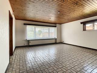 Het appartement is gesitueerd op de eerste verdieping, in de dorpskern van Nazareth en op een steenworp van TOEGANGSWEGEN zoals N60, E17 en R4...