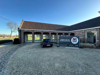 Deze ruime en veelzijdige handelsruimte is gelegen op een toplocatie langs de N60 in Ouwegem, met een vlotte verbinding tussen Oudenaarde en Gent.<br />Extra troef is het grasplein van ca. 1.700 m², dat eveneens gebruikt kan worden.<br /><br />Het pand wordt momenteel nog gerenoveerd door de eigenaar.<br />Er zullen nieuwe ramen, vloeren... aangebracht worden.<br /><br />Het pand omvat een totale oppervlakte van 652 m² en bestaat uit:
<ul>
<li>Toonzaal / handelsruimte van 452 m² met mezzanine van 200 m²</li>
<li>Gemeenschappelijke inkom</li>
</ul>
De ruimtes zijn flexibel en kunnen opgesplitst worden volgens behoefte.<br /><br />Daarnaast beschikt het pand over:
<ul>
<li>Ruime parking met ± 20 parkeerplaatsen</li>
<li>Voldoende manoeuvreerruimte voor leveringen met vrachtwagens</li>
<li>Keramische tegelvloer</li>
<li>TL-verlichting en spots</li>
<li>Vloerverwarming</li>
<li>Geïsoleerd zadeldak</li>
<li>Sanitaire voorzieningen</li>
</ul>
<u><strong>Mogelijkheid tot huren kantoorruimte</strong></u> van 120 m² met mezzanine van 60 m² en kitchenette.<br /><br />De ligging zorgt voor een uitstekende visibiliteit en bereikbaarheid, zowel met de wagen als met het openbaar vervoer.<br /><br />Kortom: een veelzijdig en commercieel interessant pand op een strategische locatie.<br /><br />Bezoek zeker de moeite waard!