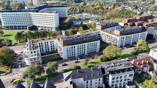 <strong>Residentie Dunant Gardens</strong> situeert zich op een bevoorrechte locatie in Gent, op korte afstand van het historische stadscentrum en de Watersportbaan. Jouw levenskwaliteit centraal: zelfstandig wonen zolang je dat wenst, met de geruststelling dat ondersteuning beschikbaar is wanneer je die nodig hebt. <br />Vanuit jouw appartement kijk je uit op de prachtige binnentuin of op de groene long van Gent, wat elke dag opnieuw een gevoel van ruimte en rust creëert.<br /><br />Dit ruime <strong>assistentieappartement</strong> met twee slaapkamers en dressing (of derde slaapkamer) is ontworpen met oog voor comfort, toegankelijkheid en hedendaags woonplezier. Het royale terras vormt een verlengstuk van je woonruimte. <br />Meer info ivm assistentiewoning via deze link:<br />https://2vwbqgcp.r.eu-central-1.awstrack.me/L0/https:%2F%2Fwoonzorg.i-mens.be%2Flocaties%2Fassistentiewoningen-gent-seniorcity-dunant-gardens/1/010701a15428d4bf-6fcab099-74b7-41bc-981a-57075bf8a96a-000000/WT96W_VmZkUTRTZLO821IvPLqXI=258<br /><br /><strong>Ligging & omgeving</strong><br />Op wandelafstand (max. 500 m):<br />Openbaar vervoer<br />Supermarkt<br />Apotheek<br />Park of bos<br />Winkels op wandelafstand<br /><br />Ligging aan de (stads)rand:<br />Ziekenhuis in de buurt (max. 5 km)<br />Vlakke, goed begaanbare omgeving<br />Park en/of tuin (meer dan enkel terras)<br /><br />Aankoopverplichting: staanplaats gelegen in de ondergrondse verdieping, nr 97, 30.000euro. <br /><br />Bruto bruikbare vloeroppervlakte volgens EPC attest 95m<sup>2</sup><br />KI appartement 1138<br />KI staanplaats 66<br />Stedenbouwkundige inlichtingen: woongebieden, vergunningen, geen verkavelingsvergunning, geen rechterlijke maatregel of bestuurlijke maatregel opgelegd, voorkooprecht<br />EPC 45 kWh/(m<sup>2</sup>jaar), energielabel A<br />Het perceel te Gent, afdeling 6, sectie F met perceelnummer 0249/00T000 bevindt zich niet in een<br />risicozone voor overstromingen.<br /><br /><strong>Wil je graag ontdekken of Seniorcity Dunant Gardens jouw toekomstige thuis kan worden? Contacteer Philip 0475757251</strong>