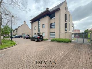 <p>Lichtrijk duplex appartement met 3 slaapkamers ruim terras in Sint-Andries vlakbij centrum Brugge en diverse invalswegen.<br /><br />Het appartement omvat volgende indeling op het gelijkvloers: inkomhal met gastentoilet - lichtrijke leefruimte - keuken voorzien van alle nodige installaties met berging - 1 slaapkamer - 1 badkamer met douche in bad en dubbele lavabo - ruim terras. Op het 1ste verdiep: 2 slaapkamers - badkamer met douche in bad, dubbele lavabo en toilet - extra berging. Dit duplex appartement beschikt eveneens over een afgesloten staanplaats met carport en een gemeenschappelijke overdekte fietsenstalling inbegrepen in de huurprijs!<br /><br />Huurprijs: € 1.050 per maand <br />Syndic: € 100 per maand <br />Beschikbaarheid: 1 mei 2026<br /><br />Voor verdere informatie of vrijblijvend bezoek contacteer ons op 050/62 44 14 of mail naar brugge@immax.be</p>