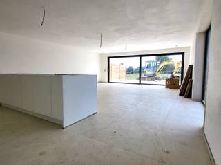 REEDS 65% VERKOCHT!! ZAT 9/5 - BEZOEKDAG OP AFSPRAAK BEL 0488/85.81.84 Woning 4 is een halfopen bebouwing bestaande uit: een inkomhal met apart toilet en handwasbakje. Ruime leefruimte van 63m² met parket en ingerichte open keuken. Woning met veel lichtinval en zonnige tuin. Aluminium ramen met super isolerende beglazing. Ruime beneden berging v 15m². Op de verdieping zijn er 3 slaapkamers; 19m² met mog. dressing en badkamer, 17m² en 17m². Ingerichte badkamer van 8m² . Apart toilet boven. 4de slaapkamer/bureau op gelijkvloers van 21m². Aangelegd terras van 24m² met keramische tegels. Ventilatie D. Voor meer informatie bel 0488.85.81.84

