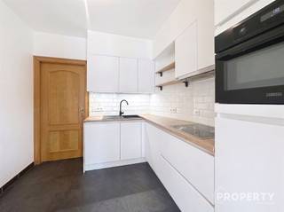 2 slaapkamerappartement te Hartje KortrijkInstapklaar op het 3e verdiep in het centrum van Kortrijk.Appartement is per direct beschikbaar aan 850 euro/maand.Geïnteresseerden dienen vooraf een kandidaatsfiche in te vullen. Na ontvangst nemen wij contact op om, indien passend, een bezoek in te plannen. Het eerste bezoekmoment gebeurt uitsluitend op afspraak.Voor meer informatie of een bezoek aan het appartement contacteer ons via info@property-vastgoed.be of via 056 96 08 00.