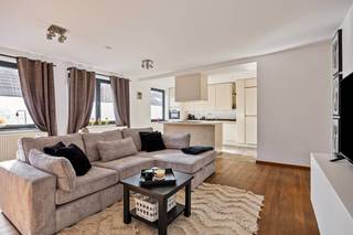 Algemeen- EPC label B- momenteel verhuurd aan € 750.- verwarming op aardgas, radiatoren. Indeling:Niv. 0: InkomhalNiv. +1: leefruimte met open...