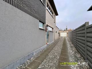 In een rustige, residentiële en kindvriendelijke woonwijk te Liedekerke bevindt zich deze karaktervolle, instapklare 3-gevelwoning met eigen oprit, garage en een prachtig aangelegde tuin op 3a21ca. Bij het betreden van de woning komt u in de inkomhal met apart gastentoilet terecht die toegang biedt tot de gezellige L-vormige leefruimte met eetplaats. Dankzij de vele raampartijen geniet u hier van een overvloed aan natuurlijk licht. Aansluitend bevindt zich de geïnstalleerde eiken keuken met eetruimte. De leefruimte loopt verder door naar de aangename veranda, waar u in alle rust kan genieten van het uitzicht op de tuin. Op de eerste verdieping vindt u een nachthal, twee zeer ruime slaapkamers (17-18m²), een praktische berging/dressing en een ingerichte badkamer met toilet, badkamermeubel en douche. De woning beschikt bovendien over een aparte garage (21m²) met automatische poort, extra bergingsruimte, een wasplaats en een bijkomende douche. Extra troeven van de woning: een zolder (59m²) die mogelijk is in te richten tot extra slaapkamer(s), een aangelegd terras, een tuinhuis, een zeer verzorgde tuin met oprit, CV op aardgas (condenserende gasketel van 2013), vernieuwd dak (2017), een gunstig EPC en dit gelegen op een toplocatie. Nabij openbaar vervoer (treinstation Liedekerke, bushalte) scholen en vlotte verbindingen richting Brussel-Gent-Aalst. Beschikbaarheid: momenteel verhuurd. Bent u op zoek naar een instapklare gezinswoning met vele mogelijkheden in een aangename woonomgeving? Contacteer ons voor meer informatie of plan nu uw bezoek! Bel 054/69.68.67.